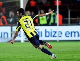 Arkadaşlarına destek verdi.fenerbahçe'de bir türlü bekleneni veremeyen ve ara transfer döneminde eski takımı. 2000 Den Gunumuze 10 Unutulmaz Derbi Fenerbahce Spor Kulubu