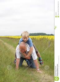 El Jugar Del Abuelo Y Del Nieto Imagen De Archivo Imagen De Amarillo Joven 9963215