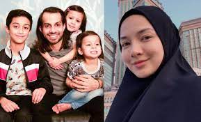 Justeru itu, sebagai seorang anak kita perlulah menjaga dan menghargai kedua ibu bapa kita dengan sebaiknya. Nok Oyak Gapo Ko Mamajee Dio Neelofa Tunggu Depan Kaabah Fatimah Kirim Doa Untuk Adamdidam Hiburan Mstar