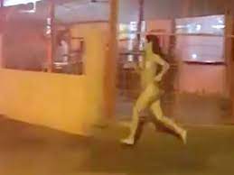 Corrió desnuda por las calles de Paraguay persiguiendo a su novio, que le  había robado el teléfono 