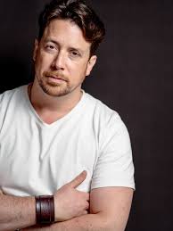 Keep it simple. White tee, no filter. ✨✨✨ Simplicité. T-shirt blanc, sans  filtre. 📷: @brian.downie.photography #ActorLife #comedienfrancais  #onsetlife #bookcomedien #castingcall #cinéma