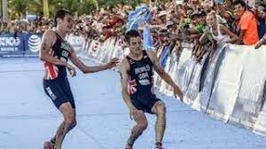 The brownlee brothers iconic finish. Jonny Brownlee Helped Over Finish Line By Brother Alistair Brownlee Brothers Youtube