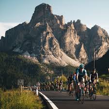 For the 2020 edition more than 31,200 people registered to take part in that year's lottery, which will allocate 4,400 entries. Maratona Strecke 138km