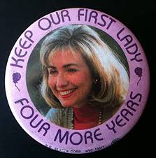 Así lucía de joven hillary clinton. Amazon Com Hillary Clinton 1996 Boton Trasero Con Pin Politico Keep Our First Lady Four More Years 3 De Ancho Arte Y Manualidades