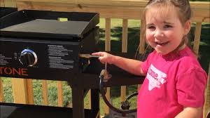 Blackstone grills tailgater two open burners & griddle top. Blackstone 1819 Griddle And Charcoal Combo Black Review Youtube