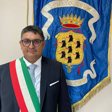 Gigi Manzoni sindaco di Pozzuoli