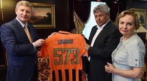 El a fost condus de prietenul george copps, pe seama căruia a glumit că îl foloseşte ca să îşi facă reclamă. Lucescu Ya Ozel Veda Toreni