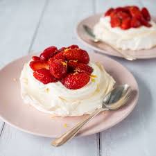 Pavlova Aux Fraises Allegee En Sucre La Cerise Sur Le Maillot Recette Pavlova Aux Fraises Pavlova Recette Avec Des Fraises