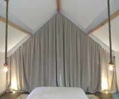 Occulter Une Fenetre Triangulaire Avec Des Rideaux Sur Mesure L Atelier Cdeco Rideaux Sur Mesure Styles De Rideaux Idee Rideaux