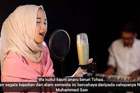 Sholawat qomarun sidnan nabi dipopulerkan oleh habib syech bin abdul qodir assegaf dan ahbabul. Lirik Sholawat Qomarun Qamarun Qamarun Qamarun Sindan Nabi Qamarun Sonora Id