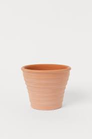 Bij ons vind je mooie bloempotten van aardewerk, keramiek en porselein. Kleine Terracotta Bloempot Terracotta Home H M Be In 2021 Large Plant Pots Terracotta Plant Pots Terracotta Pots
