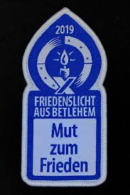 Das friedenslicht aus bethlehem ist am 13. File Friedenslicht Bethlehem Aufnaher 2019 01 Jpg Wikimedia Commons