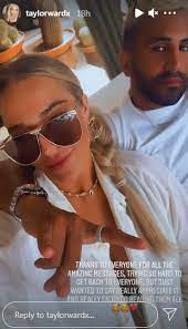 وأشارت الصحيفة إلى أن خاتم الخطوبة الذي ظهرت به تايلور وارد في الصورة التي نشرتها بلغت قيمته 400 ألف جنيه إسترليني (468 ألف يورو)، وصنع لها خصيصا بناء على طلبه. Un73fncm Mfjpm