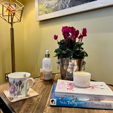 A side table next to me like this always makes me smile! It has all the  essentials for a happy time (for a homebody introvert at least 😍)