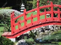 Wenn sie in ihrem garten einen angelegten teich bewundern, wissen sie die entspannende ausstrahlung zu schätzen. Rote Asiatischen Brucke Im Garten Lizenzfreie Fotos Bilder Und Stock Fotografie Image 9714387