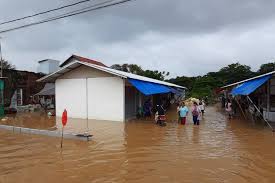 Karawang dikepung banjir, ribuan rumah terendam. Banjir Karawang Akibatkan 8 500 Lebih Orang Mengungsi Prfm News