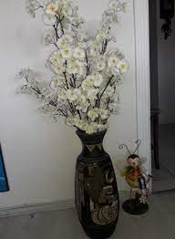 Kendinden oymalı altın renkli vazolar ise gösterişli duruyorlar. Buyuk Boy El Yapim Seramik Toprak Vazo Modelleri Ve Fiyati Dekopasaj