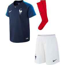 D'ores et déjà, on s'attend à une commercialisation record des maillots de l'équipe de france en 2018 avec près de 4 millions d'unités vendues. Kit Equipe De France 2 Etoiles Enfant Bleu Footkorner