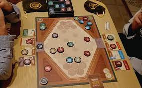 ¡héroes, dioses, monstruos y mitos griegos te esperan!, te presentamos los mejores juegos de mesa de gestión de cartas. Warchest Sparta Board Games