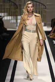 Giallo avocado, blu/verde pronte ad ammirare la collezione estiva di abiti lunghi da cerimonia e da sera elisabetta franchi con i rispettivi prezzi di vendita? Elisabetta Franchi Sfilata Primavera Estate 2017 Tra Eleganza E Anni 80 Moda Uomo Moda Donna