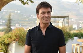 Tony carreira signe en 1990 un contrat de 3 ans avec la maison de disques discossete et sort son pour ses 25 ans de carrière, tony carreira donne 4 concerts à lisbonne où 25 000 personnes. Caras Tony Carreira Surge Com A Neta Ao Colo