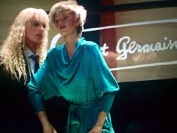 Daryl Hannah Madison Chooses Her Turquoise Dress At 80s Bloomingdales In The Movie Splash 1984 Stylish Celebrities Style Icon European Fashion