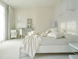 Camera con letto imbottito, armadio bianco e zona studio. Camere Da Letto Bianche Ecco 45 Esempi Di Design Mondodesign It