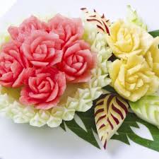 Sculpter Des Fruits Et Legumes Tout Un Art Fruits Et Legumes Sculptures De Fruits Sculpture Sur Legumes