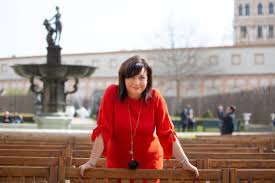 Ze své návštěvy si nechala pořídit fotografie a také podivně nedokončený status na twitteru. Fast Confession Alena Schillerova I Have No Time For Quarrels With My Husband Luxury Prague Life