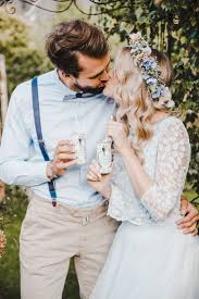 Brautkleid Spitze Und Tullrock In Hellblau Der Brautigam Tragt Dazu Statt Anzug Ganz Leger Nur Ein Hellbla Brautkleid Spitze Hellblaue Hochzeit Anzug Hochzeit