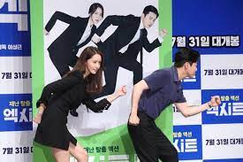 Movievaganza spesial lebaran 2021 di trans7 akan menghadirkan film korea exit yang dijadwalkan tayang pada senin 10 mei 2021 pukul 22.00 . Exit Tells Of Hilarious Escape From City Engulfed By Toxic Gas