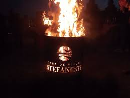 În jurul focului, întreţinut cu lemne şi paie uscate, se mânca, se bea, se petrecea şi, din când în când, se repeta strigătura consacrată momentului. Focul Lui Sumedru In Dealul Marcea Galerie Foto Vinul Ro