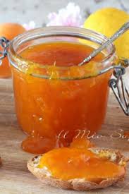 La marmellata di albicocche è una soluzione perfetta per la colazione, magari se spalmata su delle fette di pane o fette biscottate, ma anche per merenda. Confettura Di Albicocche Ricetta Marmellata Ricette Marmellata Ricetta Marmellata