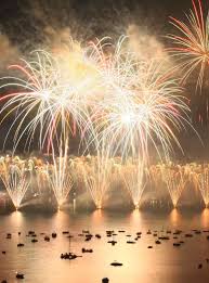 Comme chaque année, le 14 juillet s'est soldé par un feu d'artifice sur la tour eiffel. Fete Du Lac D Annecy Tous Les Details De L Edition 2021 Tourisme Annecy