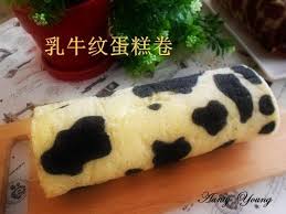 呣 呣 可爱的乳牛来了 送走了凶猛的老虎 迎来温顺的乳牛 感觉还蛮好玩的 蛋糕体离油纸时 会粘纸 造成表皮不均 有经验的姐妹们 谁可告知原因何在 蛋糕体松软 内馅香甜 好 roll cake cake roll swiss roll