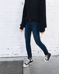 How To Wear High Top Converse With Skinny Jeans Guys Jeans Kombinieren Wie Stylst Du Sneaker Und Jeans Richtig High Top Converse Outfits High Tops Outfit Outfits With Converse