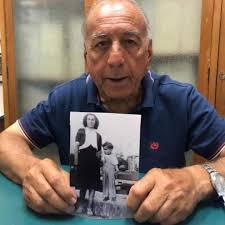 I nazisti sbatterono fuori le pecore da una stalla e fecero entrare noi.  Mamma mi nascose in una nicchia dietro la porta. 'Non ti muovere per niente  al mondo', mi disse. Le