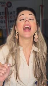 AUDREY UPDATE: Vanoggend het ek vir Audrey gaan hallo sê by Wilgers  Onkologie. Sy was moeg, soos 'n blom wat die son al te lank gemis het. Haar  vel was geel, haar