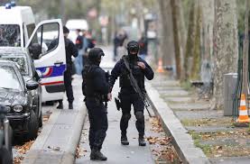 Polizei ermittelt wegen gefährlicher körperverletzung. Mindestens Vier Verletzte Nach Messerattacke In Paris Bildergalerien Pforzheimer Zeitung