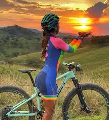 Bild Konnte Enthalten Eine Oder Mehrere Personen Berg Fahrrad Im Freien Und Natur Rennrad Fahrrad Mountenbike