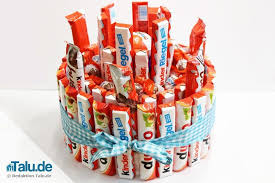 Sie Suchen Noch Ein Geschenk Diese Selber Gebastelte Torte Aus Kinder Schokolade Ist Die Losung Mit Unse Sussigkeiten Basteln Kinder Schokolade Torten Basteln