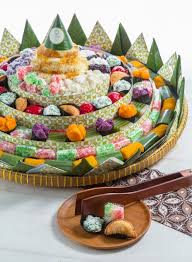Kue nampan berisi isi 60 potong pilihan kue asin dan manis. Ikikoue Com