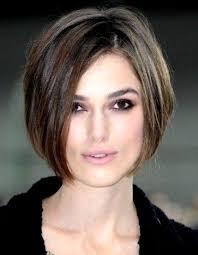 Con flequillo o sin este detalle,podrás dar un cambio inigualable con esta tendencia.si no eres lacia por naturaleza eso no importa,con ayuda de una plancha de pelo podrás hacer la transformación. Cortes De Cabello Bob Con Flequillo Buscar Peinados