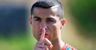Saçların yanlardan kısa kesilerek yapılan modelde farklı çizgiler kullanılmaktadır. Ronaldo Nun Cezaevine Girme Riski Son Dakika Spor Haberleri
