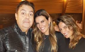Em referência à data especial, a esposa do apresentador posou para uma foto com o vestido usado na cerimônia religiosa, ocorrida em 2002. Faustao E Luciana Cardoso Recebem Amigos Para Pizzada De Final De Ano Confira Quem Passou Por La Notas Glamurama