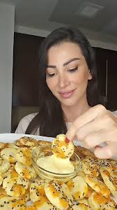 Delicious homemade smoked turkey حبش مدخن بطريقة سهلة المقادير: 500 غرام  صدر ديك رومي (ممكن استعمال الدجاج) للمرقة: 3 قطع من الكرافس 1 بصلة 6 حصوص  ثوم 3 ورقات غار 2 عود