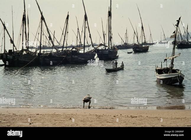 Fishing boats in mumbai hi-res stock photography and images - Alamy