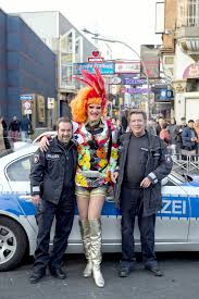 Nur selten wird ein thema über zwei folgen gestreckt, zuletzt war das ende november 2014 der fall. Jan Fedder Grossstadtrevier 26 Staffel 16 Folgen Jan Fedder Jens Munchow Jan Fedder Typisch Hamburg Hansestadt Hamburg