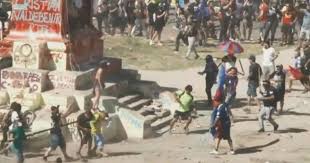 Juan lara estará en el. Pelea Entre Barristas Empano Manifestacion En Plaza Italia