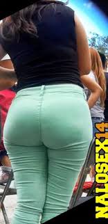 Preciosa madura caderona caminando por la calle mientras luce un espectacular cuerpo con unas curvas de infarto, ella usa la ropa muy pegada al cuerpo y se le notan unas sabrosas nalgas redondas, y unas piernas firmes. Bootybae Raider2496 Profile Pinterest